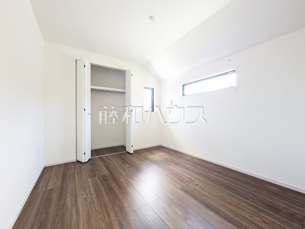 ≪1号棟　居室≫各部屋に収納も完備されるため、部屋もしっかり片付きそうですね♪【府中市四谷３丁目】／撮影日2025/05/03