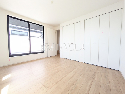 ≪2号棟　居室≫各部屋に収納も完備されるため、部屋もしっかり片付きそうですね♪【府中市四谷３丁目】／撮影日2025/05/03