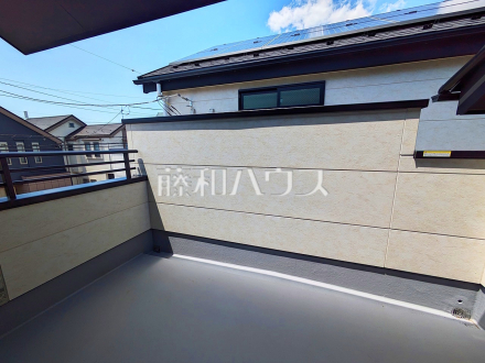 ≪2号棟　バルコニー≫奥行きのあるバルコニーは洗濯物もたっぷり干せます♪　【府中市四谷３丁目】／撮影日2025/05/03