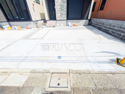 ≪2号棟　駐車スペース≫間口も十分な幅があり、大きめの車（車種による）でもラクラク駐車していただけます。【府中市四谷３丁目】／撮影日2025/05/03