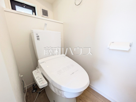≪2号棟　トイレ≫換気を取る窓サッシもついておるため、いつでも清潔な空間を保てますね♪【府中市四谷３丁目】／撮影日2025/05/03