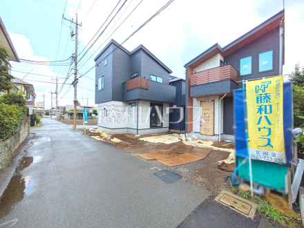 接道状況および現場風景　【立川市若葉町１丁目】モノトーンを中心とした配色の現代的なデザイン。直線的ですっきりとしたデザインが、お客様のお住まいを都会的に印象づけます。／撮影日2025/07/03