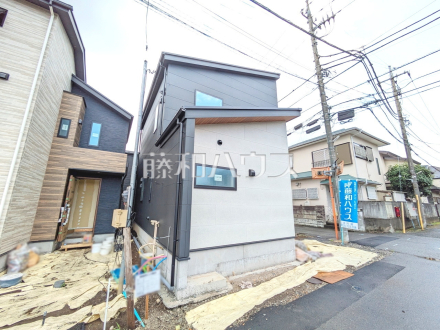 2号棟　接道状況および現場風景　【立川市若葉町１丁目】見学はしたいけど、なかなか時間が取れない・・・そんな方に出勤前や仕事終わりにマイホームを見学できるサポートをいたします！／撮影日2025/07/03