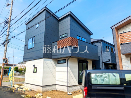 2号棟　外観　【立川市若葉町１丁目】モノトーンを中心とした配色の現代的なデザイン。直線的ですっきりとしたデザインが、お客様のお住まいを都会的に印象づけます。／撮影日2025/07/04