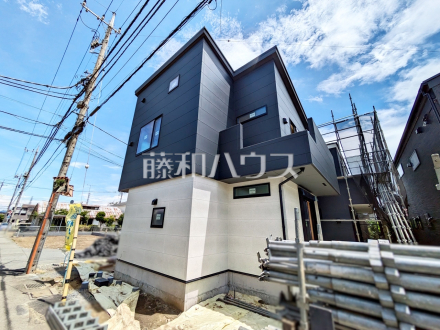2号棟　外観　【立川市若葉町１丁目】
モノトーンを中心とした配色の現代的なデザイン。直線的ですっきりとしたスクエアなデザインが、お客様のお住まいを都会的に印象づけます。　／撮影日2025/06/23