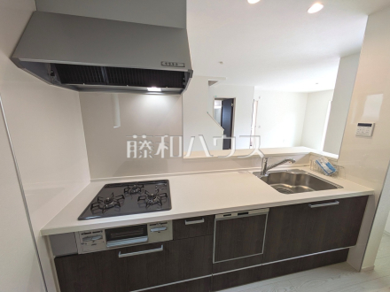 キッチン　【東村山市萩山町４丁目】
ご家族の様子がわかり、会話も楽しめる対面式システムキッチン　／撮影日2025/06/12