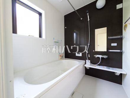 浴室　【八王子市片倉町】落ち着いた色合いで疲れたからだを癒す、贅沢なくつろぎ空間です。　／撮影日2025/06/19