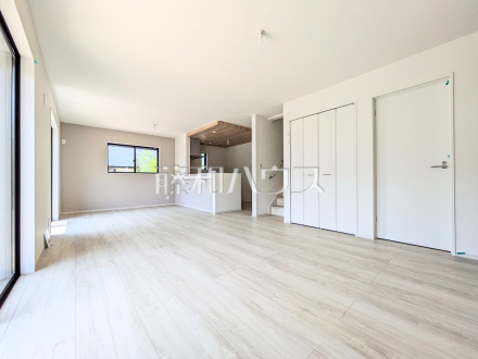 リビング　【八王子市片倉町】たっぷりの日差しや心地良い風が入る、広々としたリビングが魅力　／撮影日2025/06/19