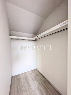 ウォークインクローゼット　【八王子市片倉町】収納量ばっちりのウォークインクローゼット！この機会に古い家具とはお別れできるかも！？　／撮影日2025/06/19