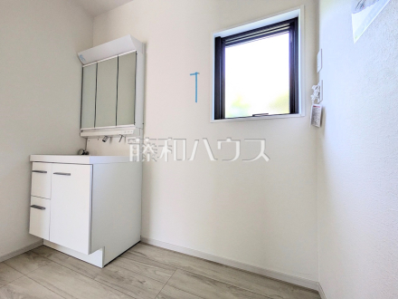 洗面室　【八王子市片倉町】洗面室は、急いでいる朝でも二人で使える広さになっております。　／撮影日2025/06/19