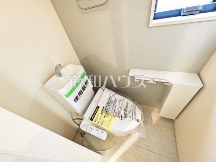 きれいでさわやか、ウォシュレット付きトイレ。 各階にトイレがあると、朝の忙しい時間帯などに便利です。 また、夜中も1階まで下りずにすみます。 【小平市花小金井３丁目】／撮影日2025/05/23