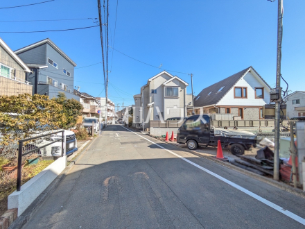 接道状況および現場風景　【国分寺市新町１丁目】良い物件をゲットするためには早め早めのチェックをおすすめ致します。未完成の今のうちにぜひお問合せ下さいませ！／撮影日2025/02/13
