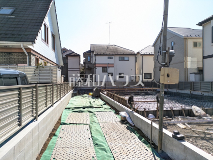 1号棟　外観　【国分寺市新町１丁目】旗竿地は、小さなお子様が急に道路に飛び出てしまうことを防ぎます。安心してお庭で遊ぶことができますね。　／撮影日2025/02/13