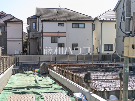 1号棟　外観　【国分寺市新町１丁目】道路から奥まった住まいは、車や人通りも気にならずプライバシーの確保された住空間を保つことができます。／撮影日2025/02/13