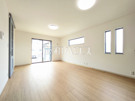 B号棟　リビング　【立川市砂川町１丁目】たくさんの窓から陽が差し込む明るく開放的なリビング　／撮影日2025/06/09