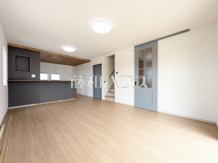 B号棟　リビング　【立川市砂川町１丁目】大きなソファーを置いても圧迫感がない約16.8帖の広々LDK。窓からは陽光をたっぷり採り込み、明るく快適な団らん空間となっております。　／撮影日2025/06/09