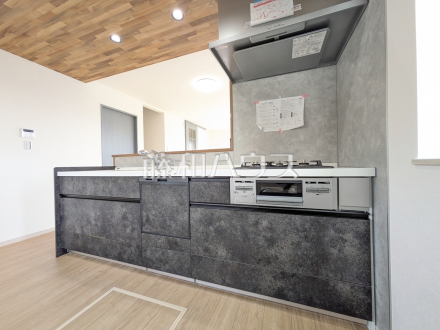 B号棟　キッチン　【立川市砂川町１丁目】リビングにいるご家族を見渡せる対面キッチン　／撮影日2025/06/09