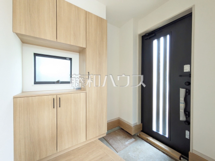 B号棟　玄関ホール　【立川市砂川町１丁目】自然光を取り入れ明るい空間になるよう設計された玄関です。　／撮影日2025/07/07