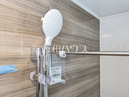 B号棟　スイッチ付シャワーヘッド　【立川市砂川町１丁目】　浴室のシャワーは手元で止水ができるスイッチ付シャワーヘッドにより、さらに節水効果がアップします。／撮影日2025/06/09