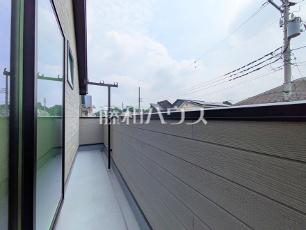 B号棟　バルコニー　【立川市砂川町１丁目】居室から直接バルコニーへ出られる為、晴れた日は布団を干すことができます。／撮影日2025/06/09