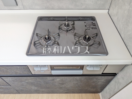 B号棟　3口ガラストップコンロ　【立川市砂川町１丁目】　フラットな表面で汚れも拭きとりやすく、お掃除が簡単な3口ガラストップコンロ／撮影日2025/06/09