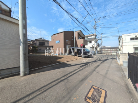 接道状況および現場風景　【東久留米市浅間町１丁目】 平日のご案内も可能です。まずはお気軽にお問合せ下さいませ。 ／撮影日2025/02/28