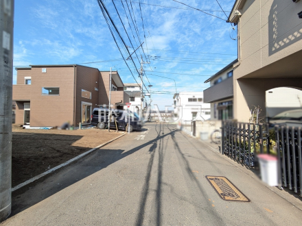 接道状況および現場風景　【東久留米市浅間町１丁目】見学はしたいけど、なかなか時間が取れない・・・そんな方に出勤前や仕事終わりにマイホームを見学できるサポートをいたします。 ／撮影日2025/02/28