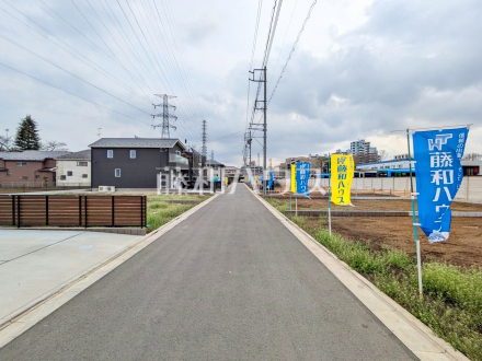 接道状況および現場風景　【小平市小川町１丁目】 周辺環境はもちろん、日当たりなど、実際に行ってみないと分からないことも多くございます。営業担当がご案内いたしますので、お気軽にお問い合わせください。 ／撮影日2025/03/24