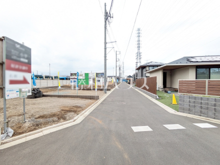 現地風景　【小平市小川町１丁目】 前面道路はゆとりの5m。車の出し入れも楽々です。 ／撮影日2025/03/24