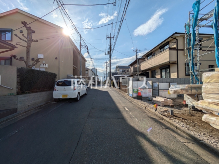接道状況および現場風景　【練馬区関町北３丁目】
前面道路はゆとりの6m。車の出し入れも楽々です。 ／撮影日2025/03/18