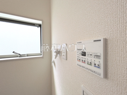 4号棟　浴室換気乾燥機　【練馬区関町北３丁目】　 換気機能によってバスルーム内のカビの発生を抑制できます。夜間や雨天時の洗濯物の乾燥に便利な乾燥機能も装備。 ／撮影日2025/06/02