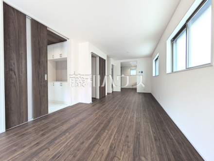 4号棟　リビング　【練馬区関町北３丁目】
対面キッチンを採用したリビングは明るく開放感を主として設計しました。一日の中で一番長く家族が集まる場所だから機能性と利便性を重視しました。　／撮影日2025/06/02
