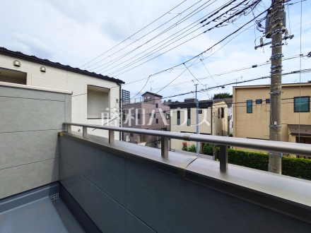 4号棟　バルコニー　【練馬区関町北３丁目】居室から直接バルコニーへ出られる為、晴れた日は布団を干すことができます。太陽の匂いがする布団で寝るのは癒しのひと時です。／撮影日2025/06/02