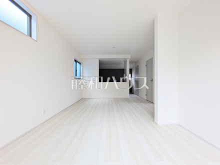 5号棟　リビング　【練馬区関町北３丁目】
対面キッチンを採用したリビングは明るく開放感を主として設計しました。一日の中で一番長く家族が集まる場所だから機能性と利便性を重視しました。　／撮影日2025/06/02