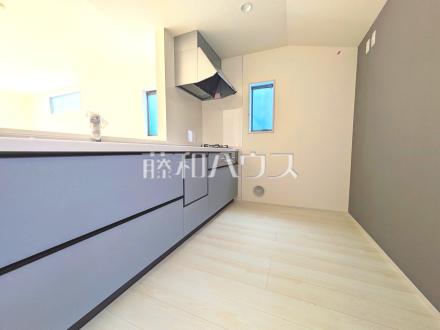 5号棟　キッチン　【練馬区関町北３丁目】
使いやすくスタイリッシュなシステムキッチンには、毎日お使いになる方の視点が存分に活かされています。　／撮影日2025/06/02