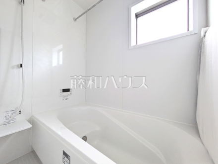 5号棟　浴室　【練馬区関町北３丁目】
白を基調とした清潔感あふれるバスルームです　／撮影日2025/06/02