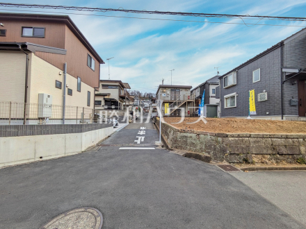 接道状況および現場風景　【日野市南平２丁目】
見学はしたいけど、なかなか時間が取れない・・・そんな方に出勤前や仕事終わりにマイホームを見学できるサポートをいたします。／撮影日2025/02/16