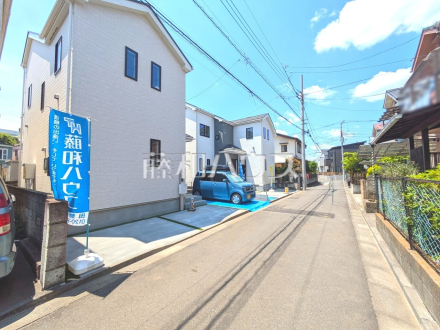 見学はしたいけど、なかなか時間が取れない…そんな方に出勤前や仕事終わりにマイホームを見学できるサポートをいたします。【小平市鈴木町１丁目】接道状況および現場風景　
　／撮影日2025/05/13