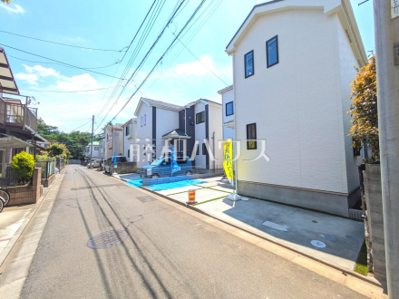 生活に溶け込むシンプルなデザインの外観が魅力の新邸です。【小平市鈴木町１丁目】接道状況および現場風景　／撮影日2025/05/13