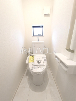 清潔な空間を保ちたいトイレはオフホワイトでまとめました。毎日使う場所だからこそお手入れも楽々にできる機能が搭載されております。汚れが付着しにくい便器はお掃除も楽々です。【小平市鈴木町１丁目】1号棟　／撮影日2025/05/10