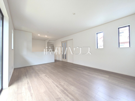 キッチンから見渡せるリビングダイニングで、お料理中も会話が弾みます【小平市鈴木町１丁目】1号棟　リビング　／撮影日2025/05/10