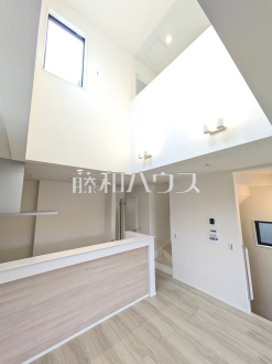 勾配天井を生かした大きな吹き抜けのあるリビング【西東京市緑町１丁目】リビング　／撮影日2025/04/17