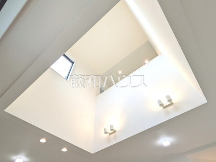 頭上より光が降り注ぐ吹き抜け　【西東京市緑町１丁目】リビング（上部吹抜）／撮影日2025/05/22