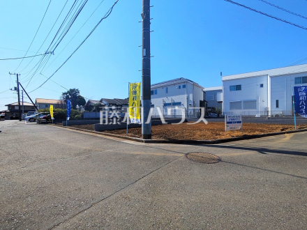 ≪接道状況≫分譲地周辺は4ｍ道路と一戸建住宅が建ち並ぶ閑静な住宅街となっており車の通りも少なく安心してお住まい頂ける環境が広がっております。　【府中市四谷２丁目】／撮影日2025/03/22