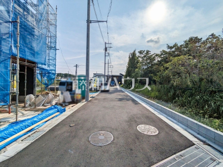 接道状況および現場風景　【東村山市青葉町１丁目】 ここに住む方を想像して、着々と建築しております！ ／撮影日2025/07/04