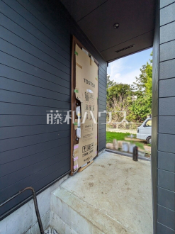 2号棟　玄関(施工中) 「住まいの顔」とも言われ、家全体のイメージを左右する重要な玄関スペース。 【東村山市青葉町１丁目】／撮影日2025/07/04