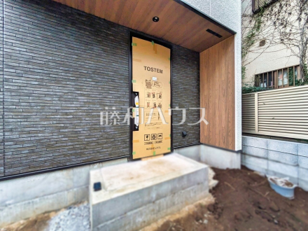 5号棟　外観　 「住まいの顔」とも言われ、家全体のイメージを左右する重要な玄関スペース。 【東村山市青葉町１丁目】／撮影日2025/07/04