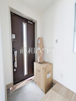 自然光を取り入れ明るい空間になるよう設計された玄関です。　【練馬区大泉町１丁目】／撮影日2025/07/01