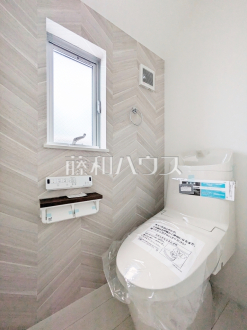 トイレはウォッシュレット付き、窓を設けた明るい空間で換気も可能　【練馬区大泉町１丁目】／撮影日2025/07/01