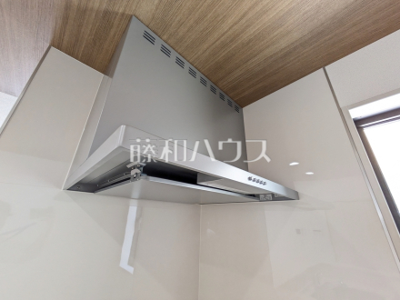 1号棟　レンジフード　【立川市砂川町２丁目】　お手入れのしやすいレンジフードは見た目もスッキリしていて、料理時の油煙やニオイを効率的に外に出せます。／撮影日2025/06/07